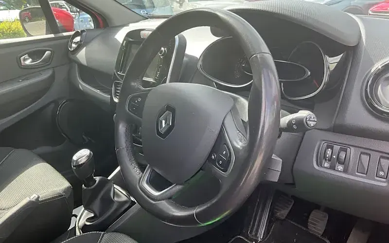 Used Renault Clio Iconic 76 HP (55 kW) 2019 Hatchback