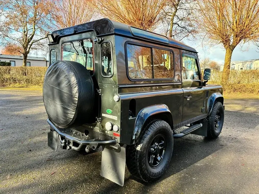 Used Land Rover Defender 122 HP (89 kW) 2007 Green Estate