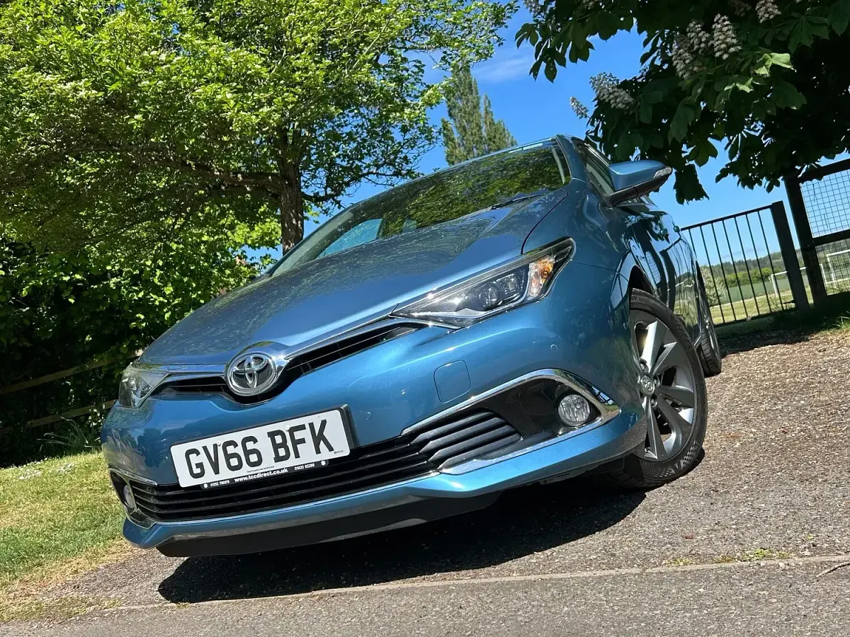 Used Toyota Auris 116 HP (85 kW) 2017 Blue Hatchback