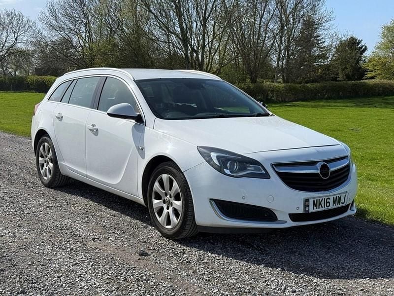 Used Vauxhall Insignia S 136 HP (100 kW) 2016 White Estate