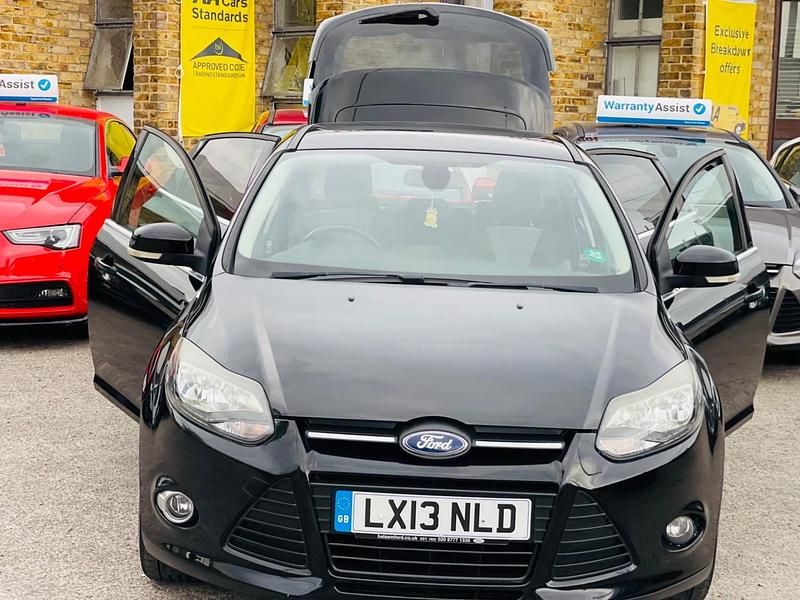 Usado Ford Focus Zetec 125 HP (91 kW) 2013 Preto Citadino