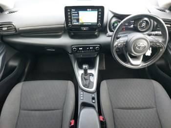 Used Toyota Yaris Hybrid Design 116 HP (85 kW) 2023 White Hatchback