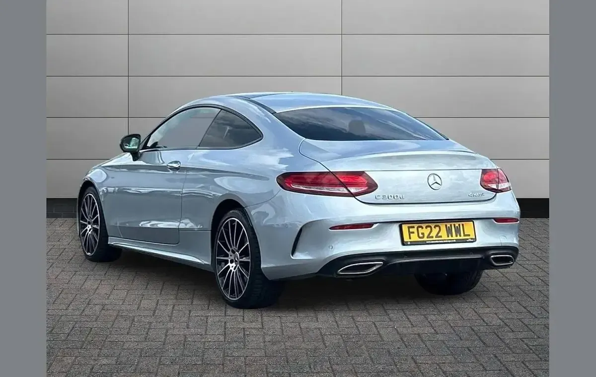 Usado Mercedes C300 AMG line 245 CV (180 kW) 2022 Plateado Coupe