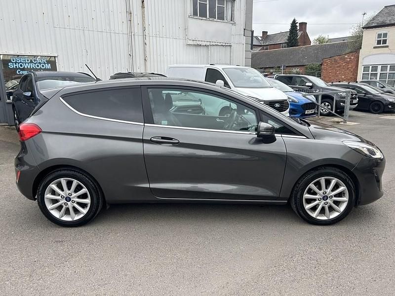 Begagnad Ford Fiesta Titanium 100 HK (73 kW) 2018 Grå Halvkombi
