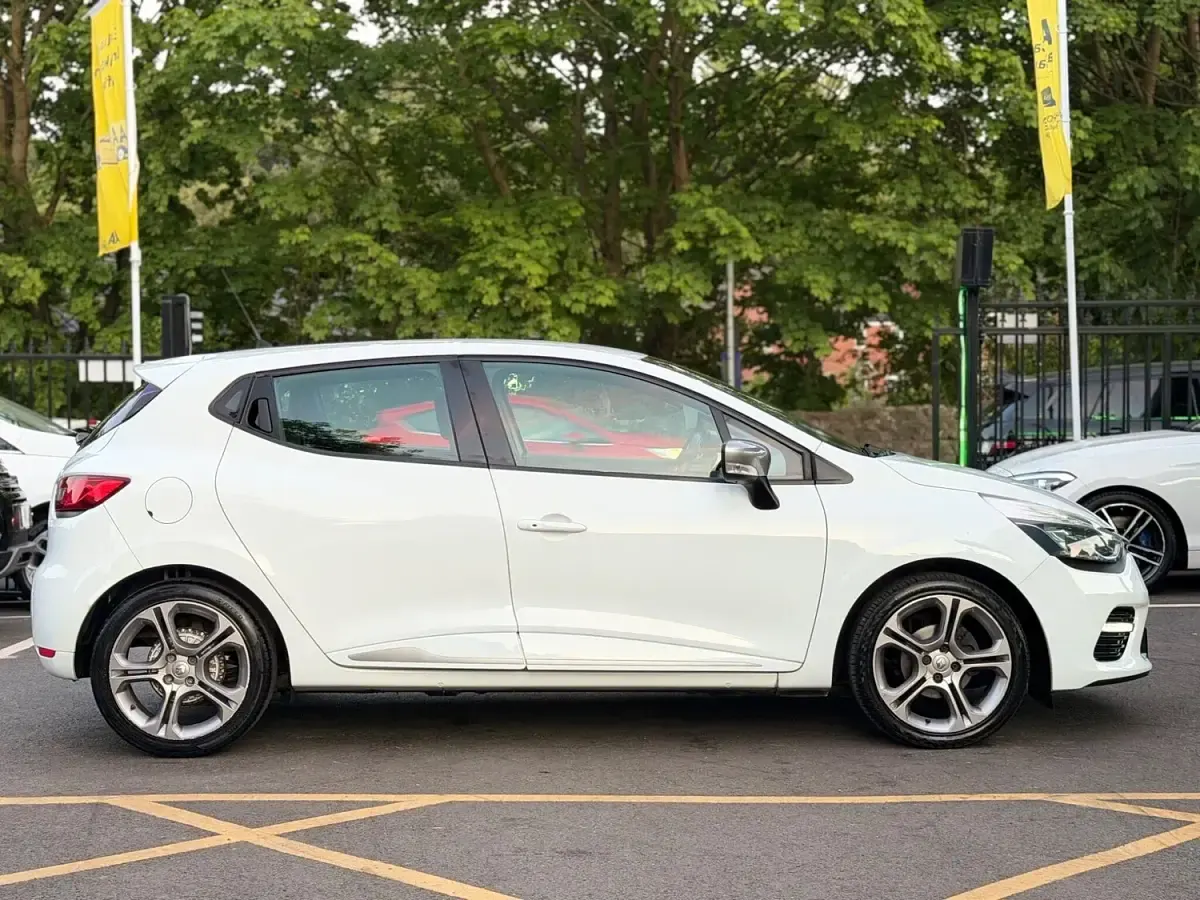 Used Renault Clio Dynamique 90 HP (66 kW) 2016 White Hatchback
