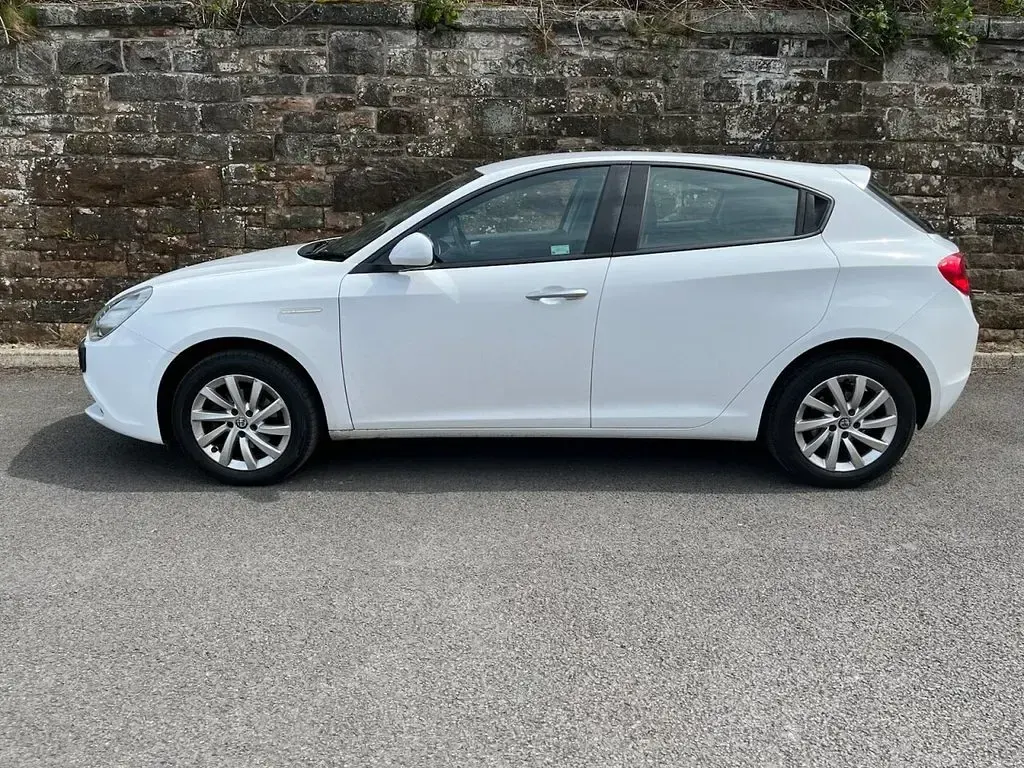 Used Alfa Romeo Giulietta 150 HP (110 kW) 2016 White Hatchback