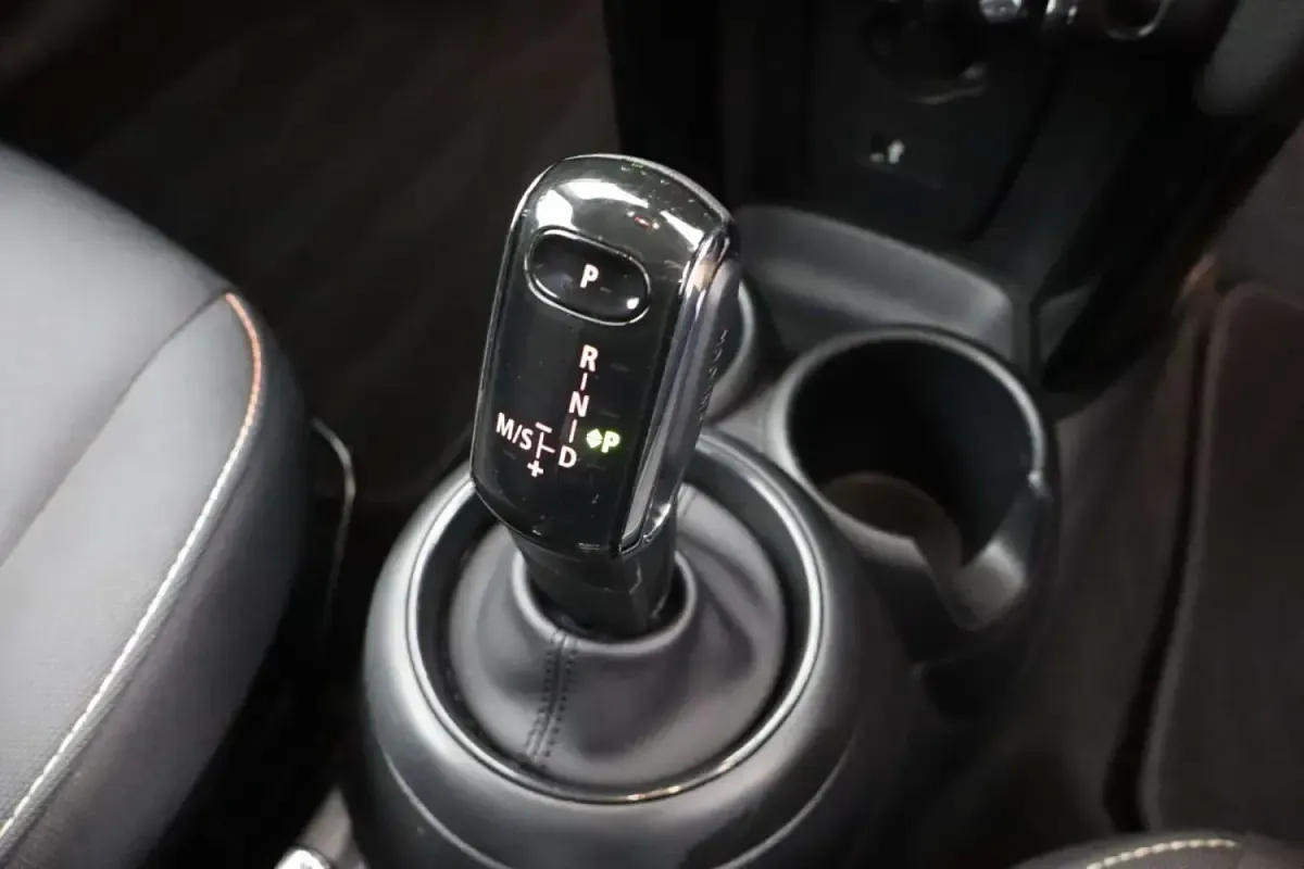 Begagnad Mini Cooper Classic 2021 Röd Halvkombi