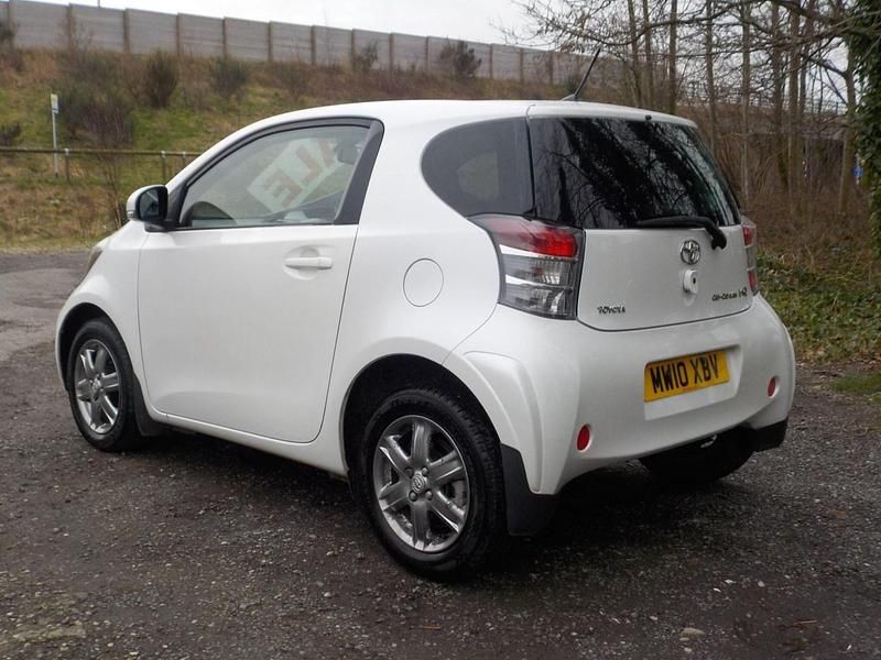 Used Toyota iQ 68 HP (50 kW) 2010 White Hatchback