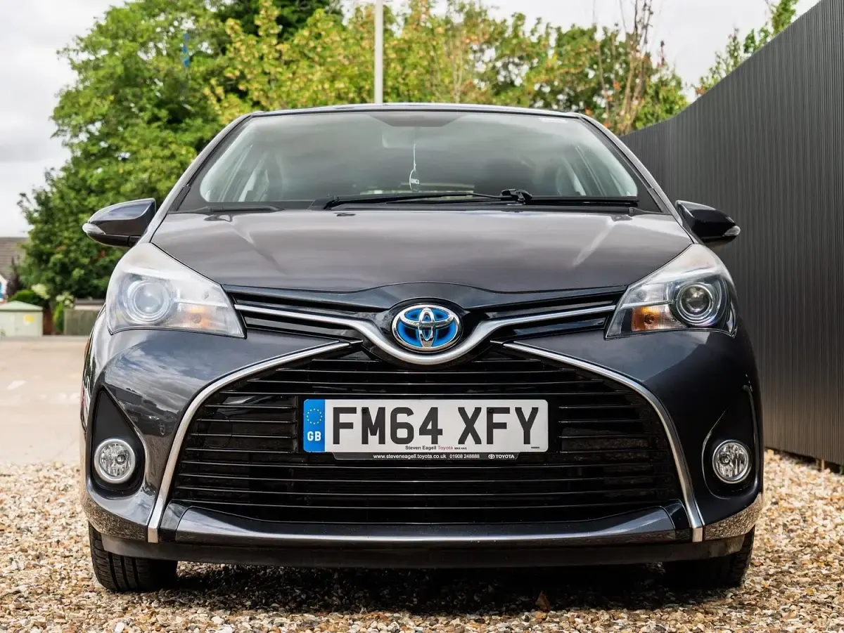 Used Toyota Yaris 101 HP (74 kW) 2015 Grey Hatchback