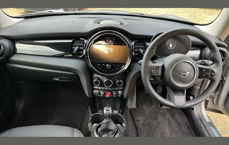 Used Mini Cooper Classic 134 HP (98 kW) 2024 Silver Hatchback