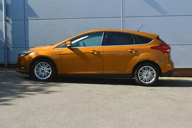 Used Ford Focus Zetec 125 HP (91 kW) 2017 Orange Hatchback