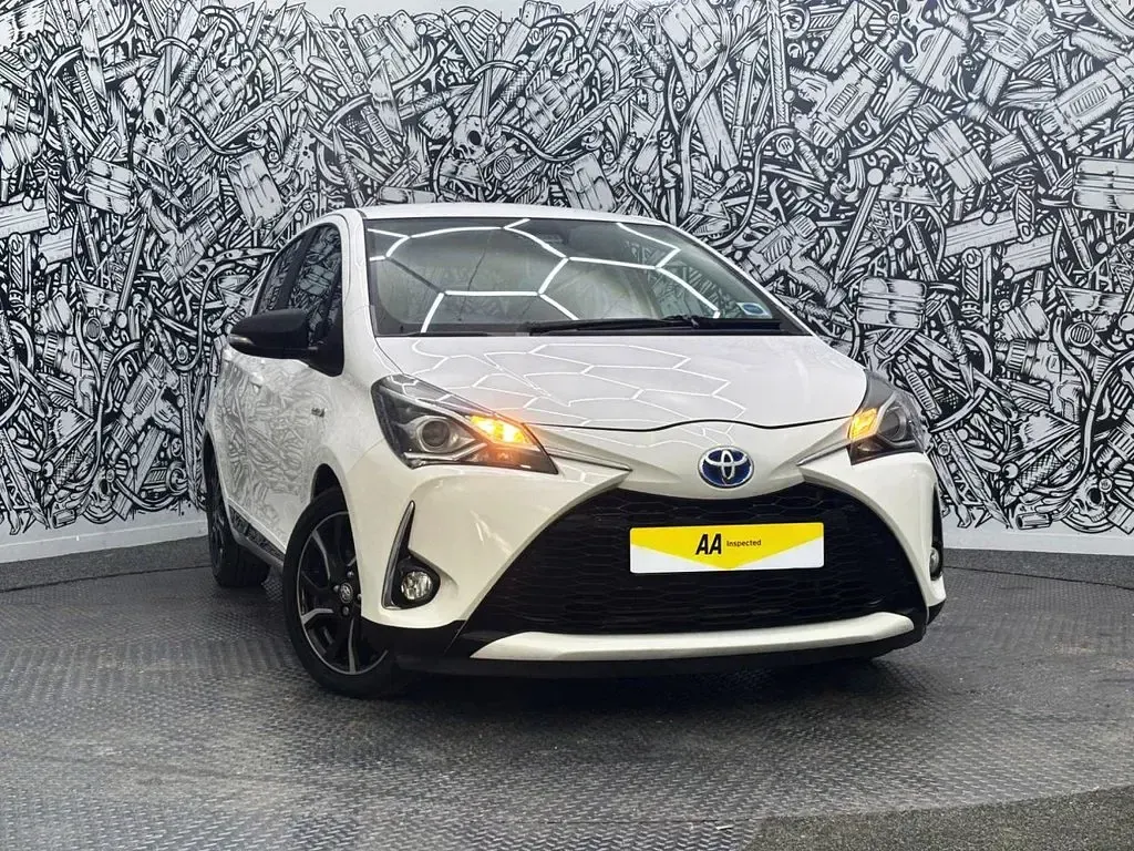 Used Toyota Yaris Design 100 HP (73 kW) 2018 White Hatchback