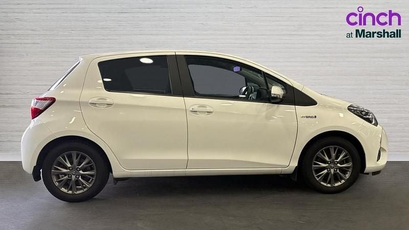 Used Toyota Yaris Hybrid 100 HP (73 kW) 2020 White Hatchback