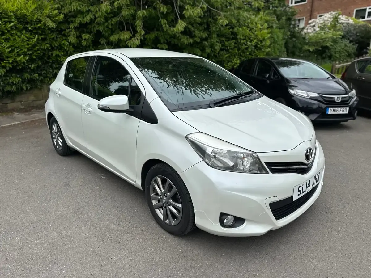 Used Toyota Yaris 99 HP (72 kW) 2014 White Hatchback