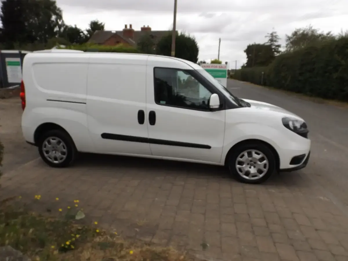 Used Fiat Doblò 105 HP (77 kW) 2021 White MPV