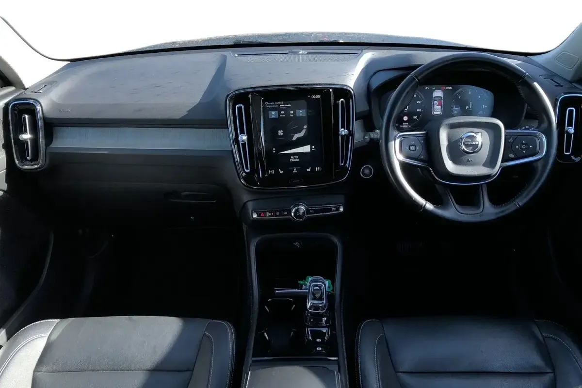 Usado Volvo XC40 Inscription 150 HP (110 kW) 2018 Cinzento SUV
