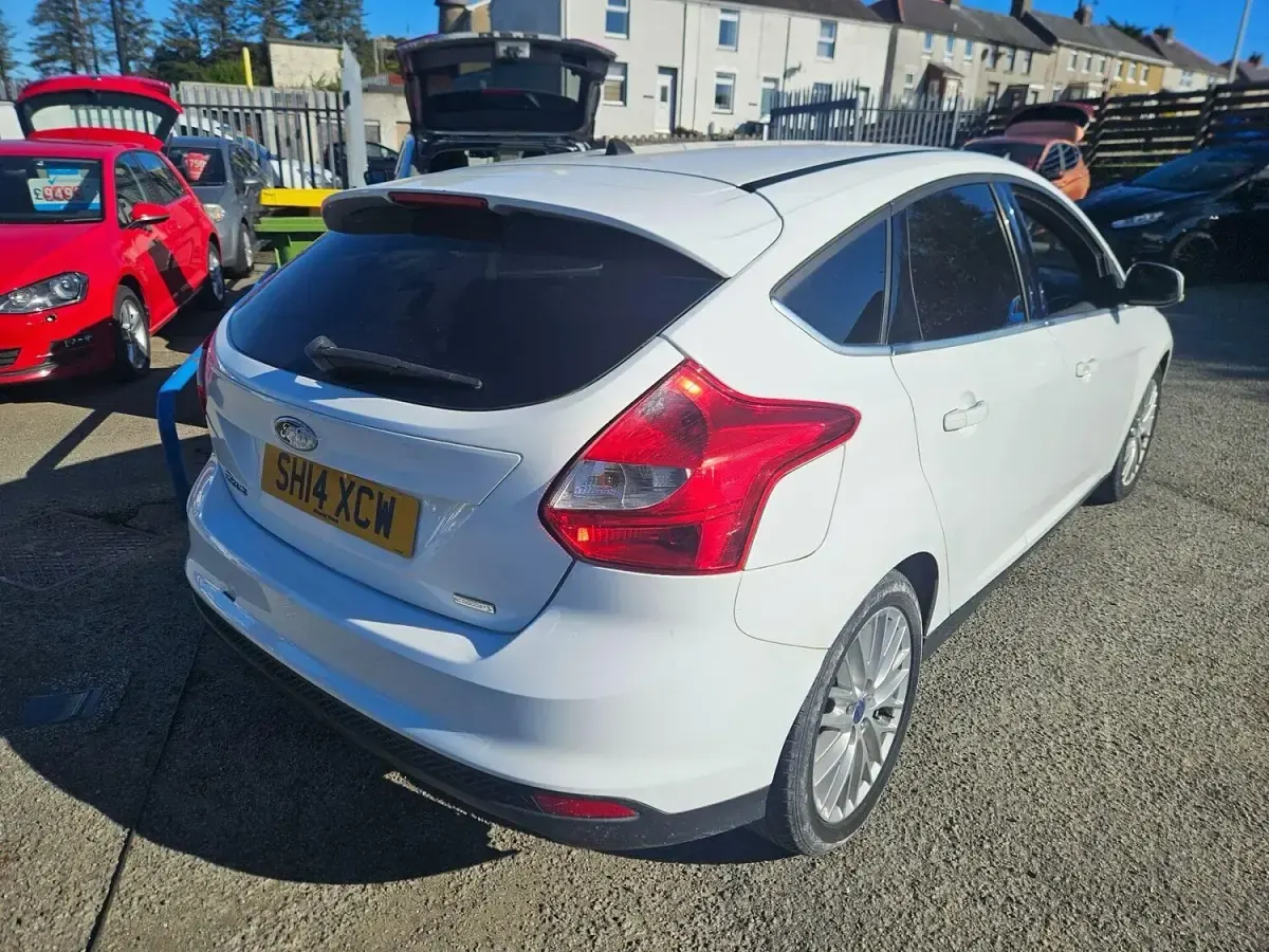 Used Ford Focus Zetec 125 HP (91 kW) 2014 White Hatchback