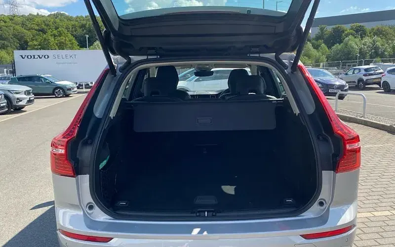 Used Volvo XC60 Core 250 HP (183 kW) 2025 Silver SUV