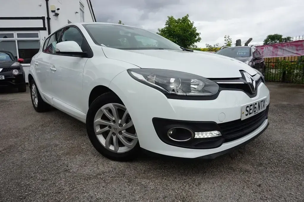 Used Renault Mégane Dynamique 110 HP (80 kW) 2016 White Hatchback