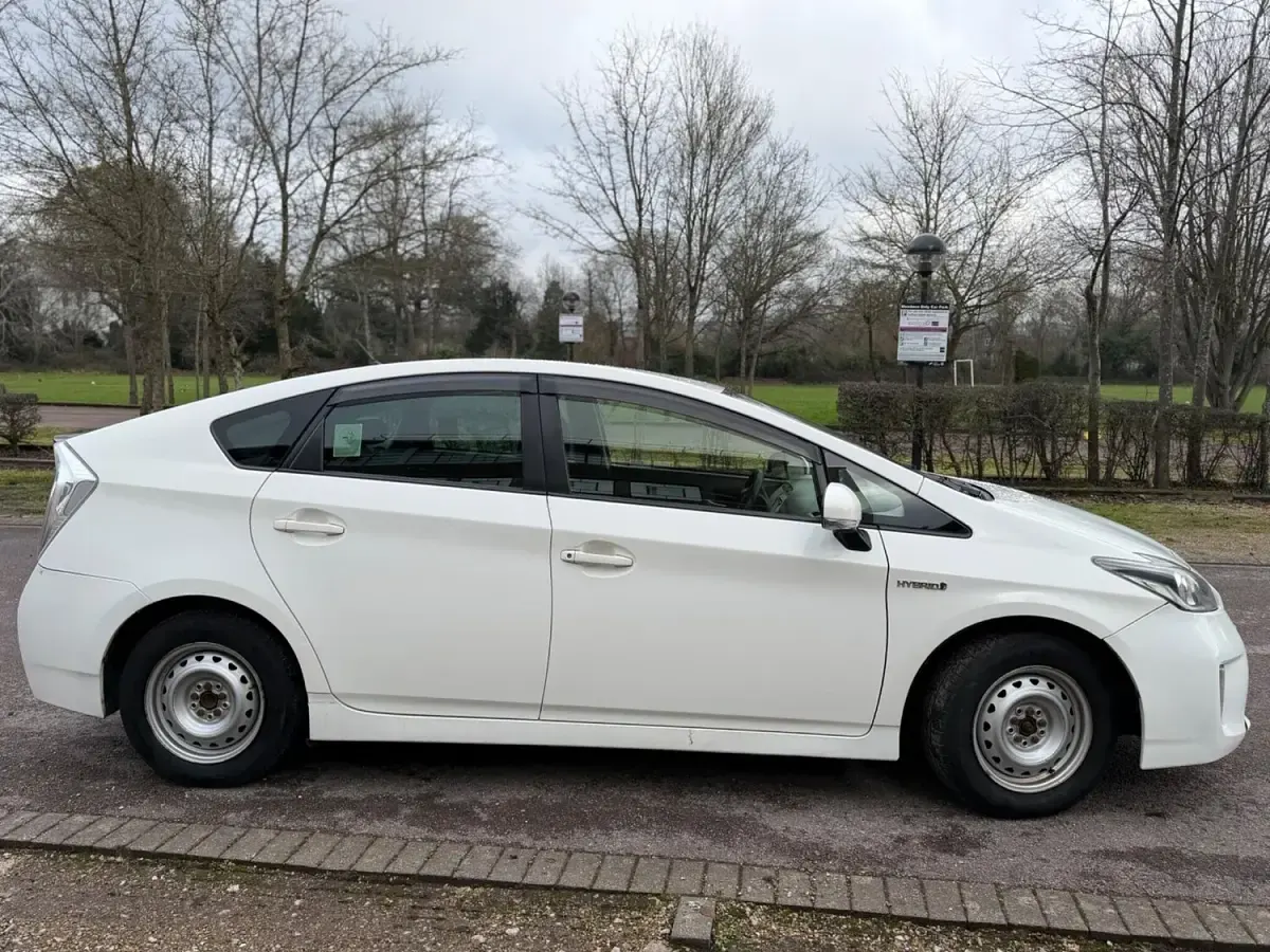 Used Toyota Prius 122 HP (89 kW) 2019 White Hatchback