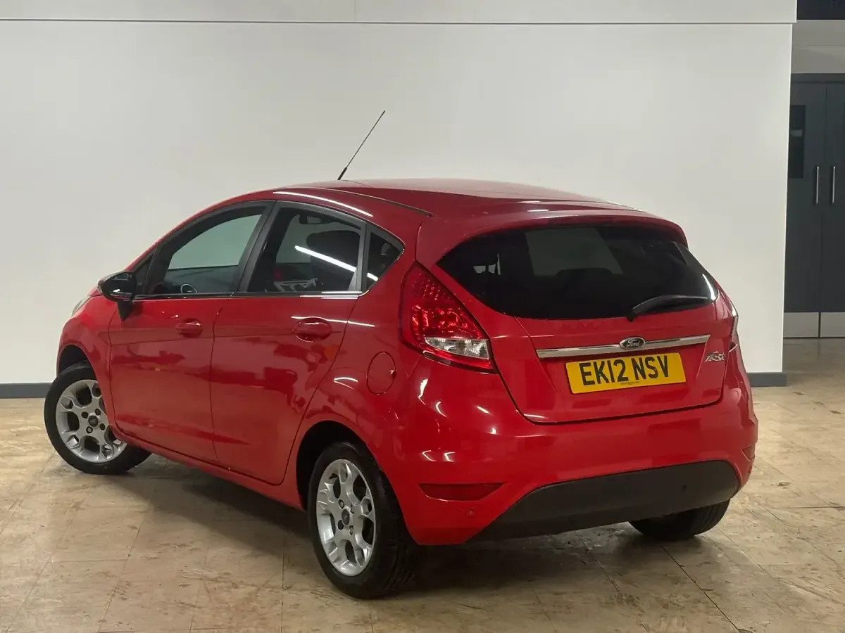 Used Ford Fiesta Zetec 70 HP (51 kW) 2012 Red Hatchback