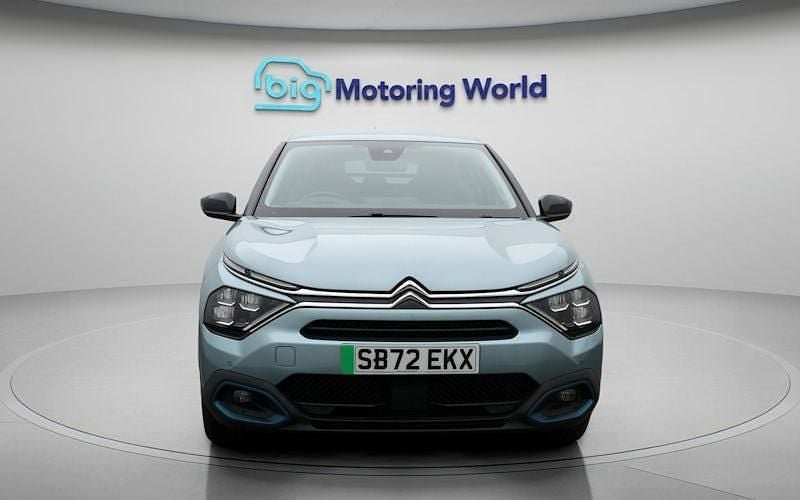 Begagnad Citroën e-C4 Shine 100 kW (136 HK) 2023 Blå Halvkombi