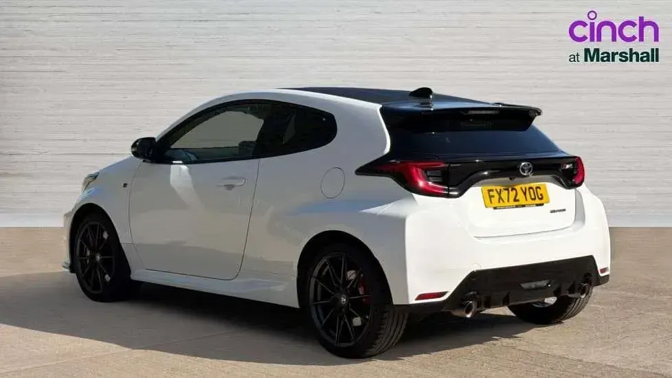Used Toyota Yaris 257 HP (189 kW) 2022 White Hatchback