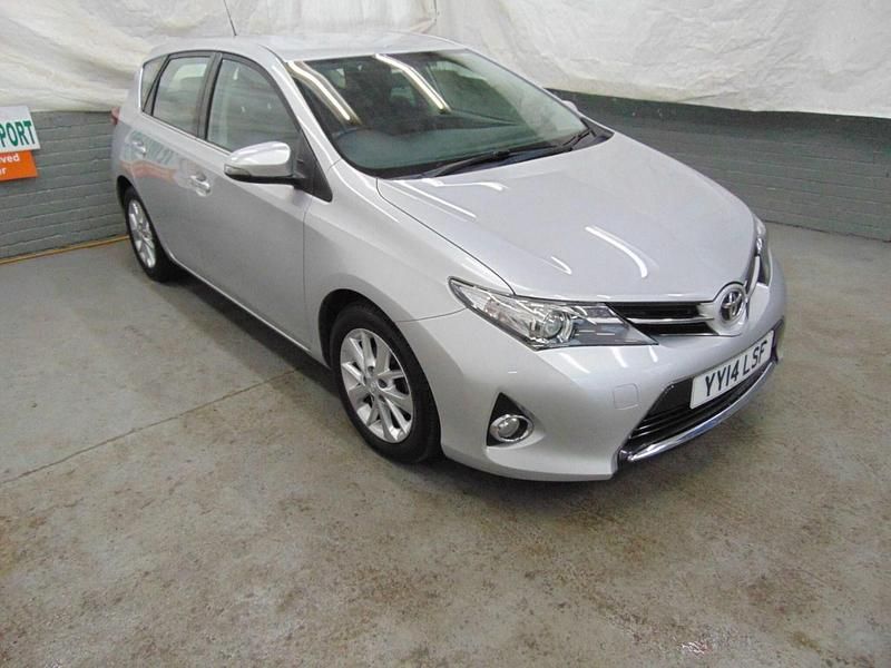 Silver Used 2014 Toyota Auris Hatchback | £4,990 (Fair price) - Image 1/4