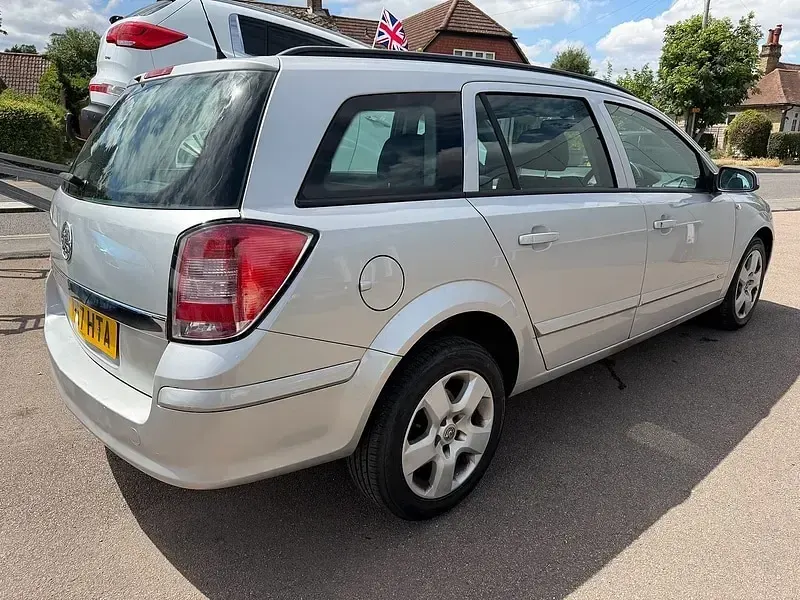 Used Vauxhall Astra Club 90 HP (66 kW) 2008 Silver Estate