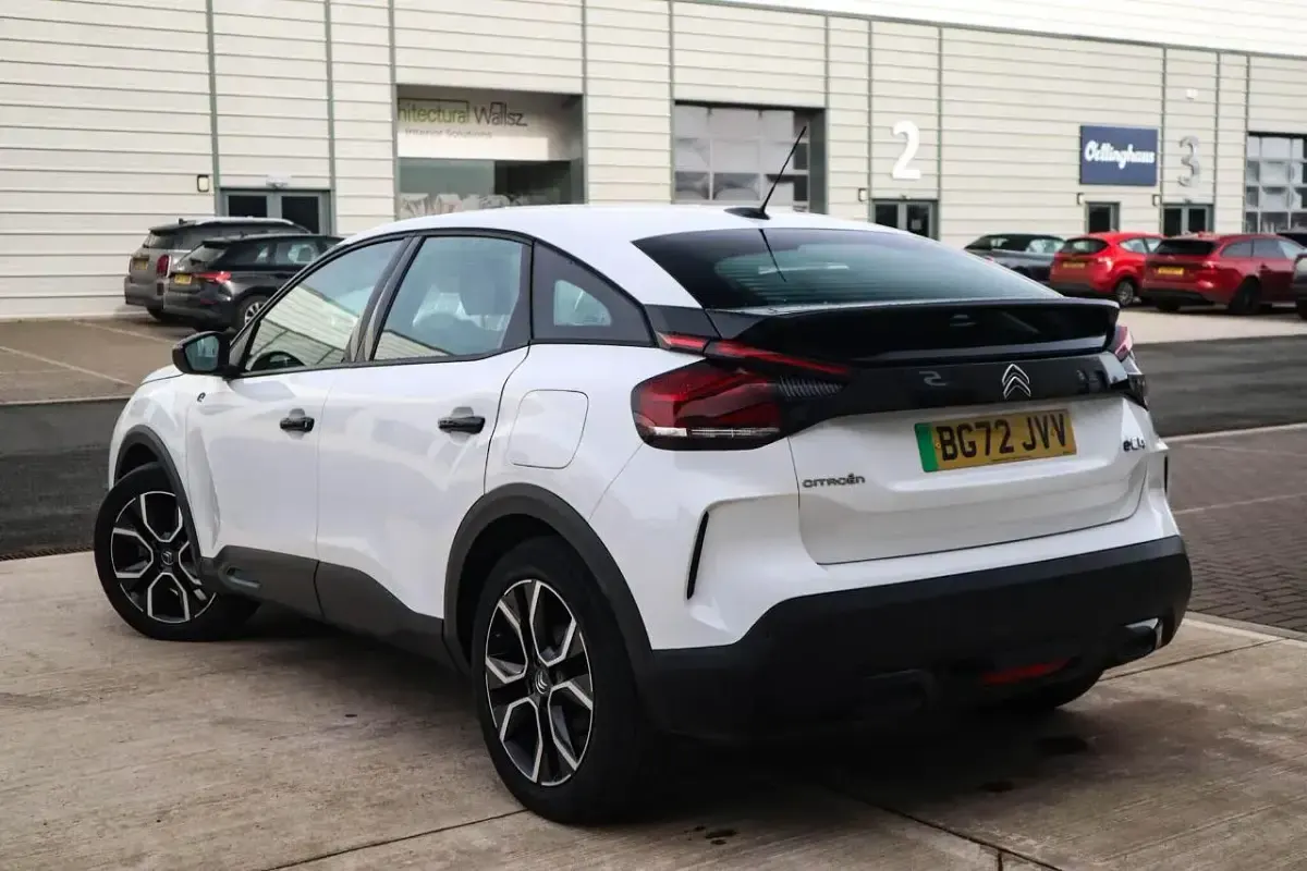 Begagnad Citroën e-C4 100 kW (136 HK) 2022 Vit Halvkombi
