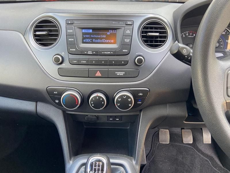 Used Hyundai i10 SE 2018 White Hatchback