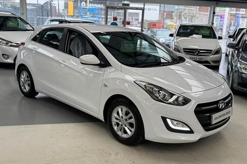 Used Hyundai i30 SE 110 HP (80 kW) 2016 White Hatchback