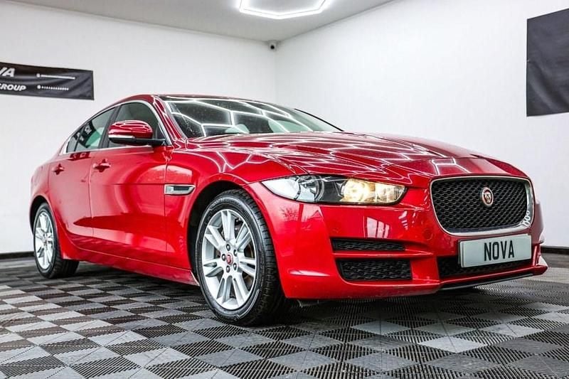 Used Jaguar XE Prestige 180 HP (132 kW) 2017 Red Sedan