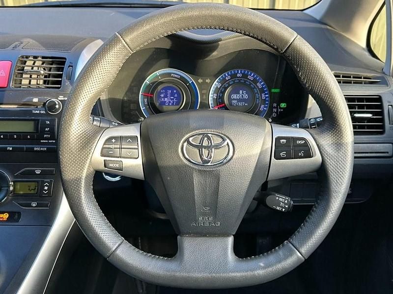 Used Toyota Auris Hybrid 136 HP (100 kW) 2011 White Hatchback