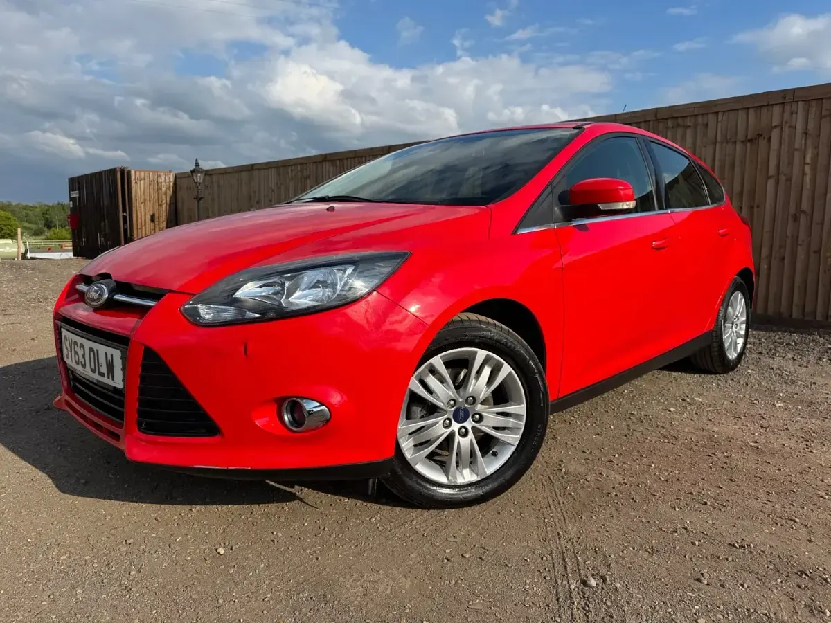 Begagnad Ford Focus Titanium 125 HK (91 kW) 2013 Röd Halvkombi