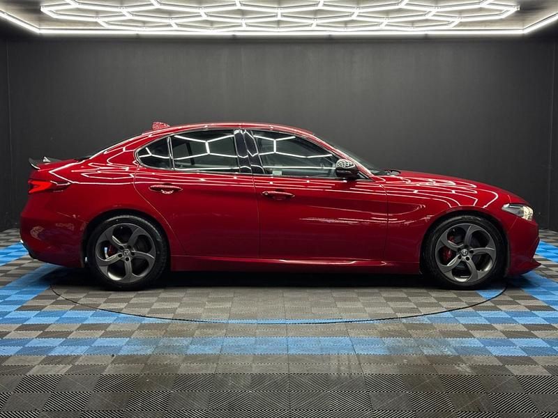 Used Alfa Romeo Giulia Edizione Speciale 180 HP (132 kW) 2017 Red Sedan