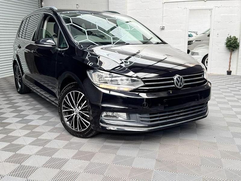 Begagnad VW Touran SEL 150 HK (110 kW) 2016 Svart Minibuss