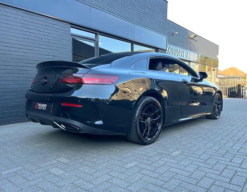 Begagnad Mercedes E220 AMG Line Premium 2021 Svart Sportkupé