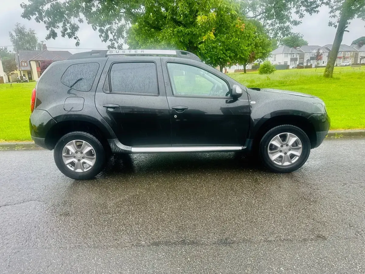 Used Dacia Duster Lauréate 110 HP (80 kW) 2015 Black SUV