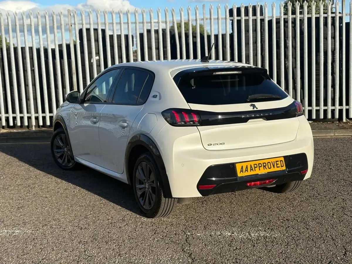 Used Peugeot e-208 Allure 100 kW (136 HP) 2020 White Hatchback