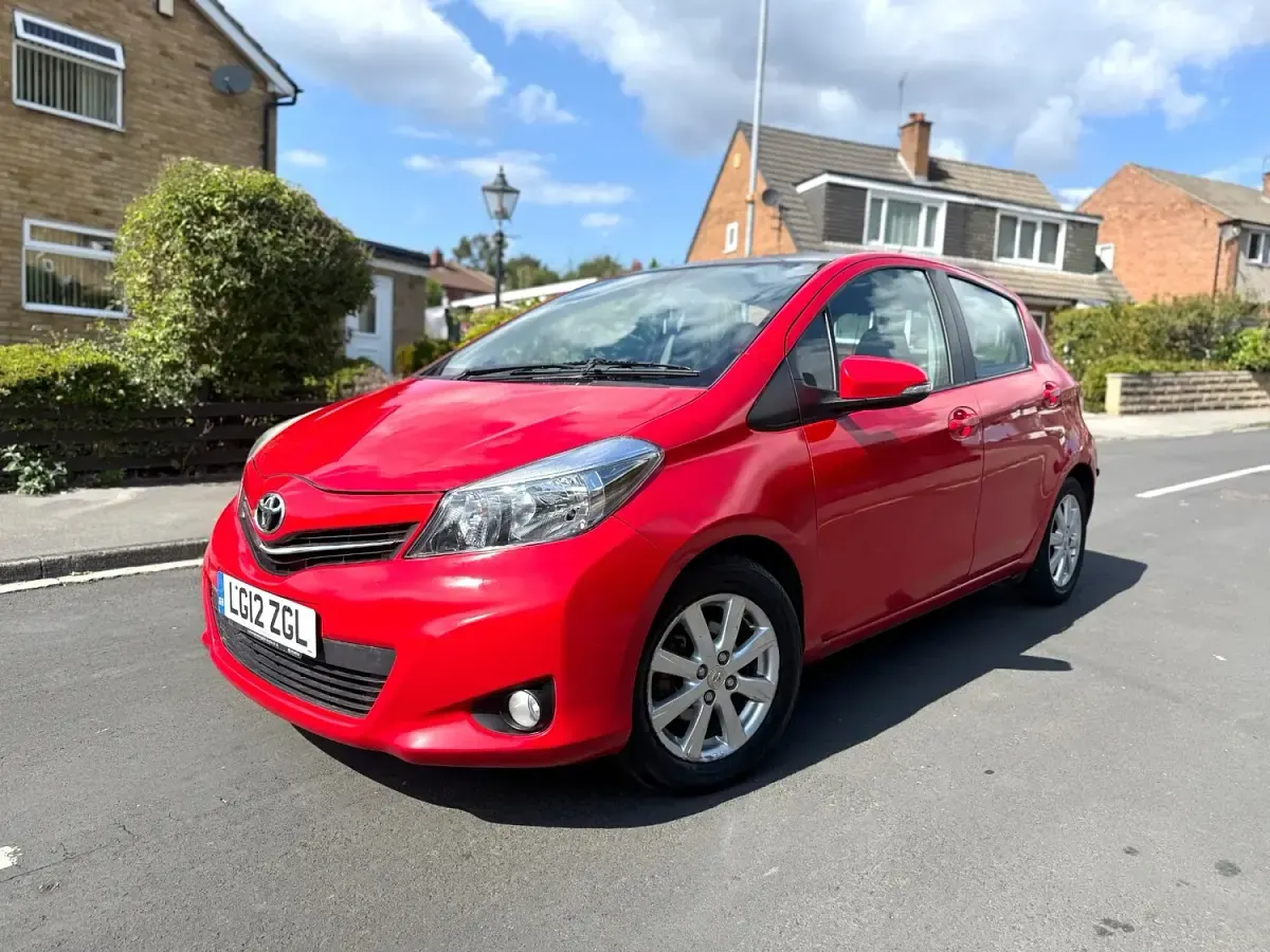 Used Toyota Yaris Multidrive S 99 HP (72 kW) 2012 Red Hatchback