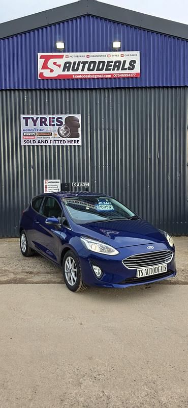 Usado Ford Fiesta Zetec 70 HP (51 kW) 2017 Azul Citadino