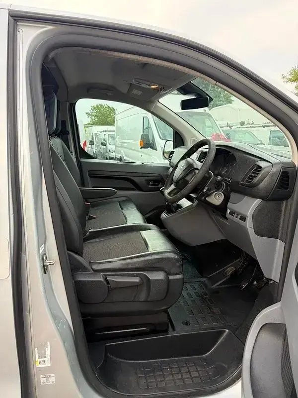 Used Peugeot Expert 120 HP (88 kW) 2019 Silver Van