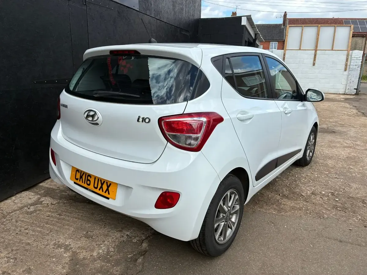 Used Hyundai i10 Premium 83 HP (61 kW) 2016 White Hatchback
