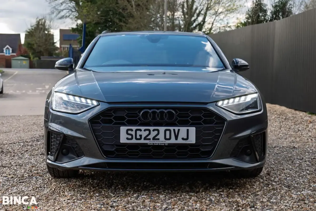 Usado Audi A4 Black Edition 150 CV (110 kW) 2022 Gris Familiar