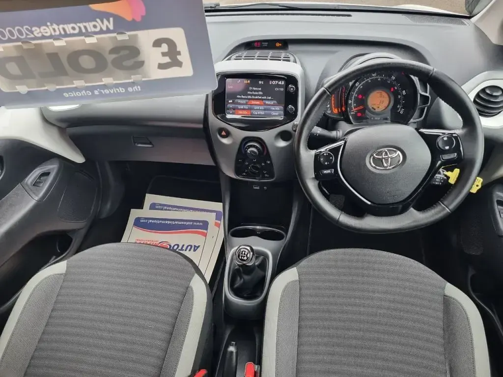 Begagnad Toyota Aygo X-play 68 HK (50 kW) 2019 Vit Halvkombi