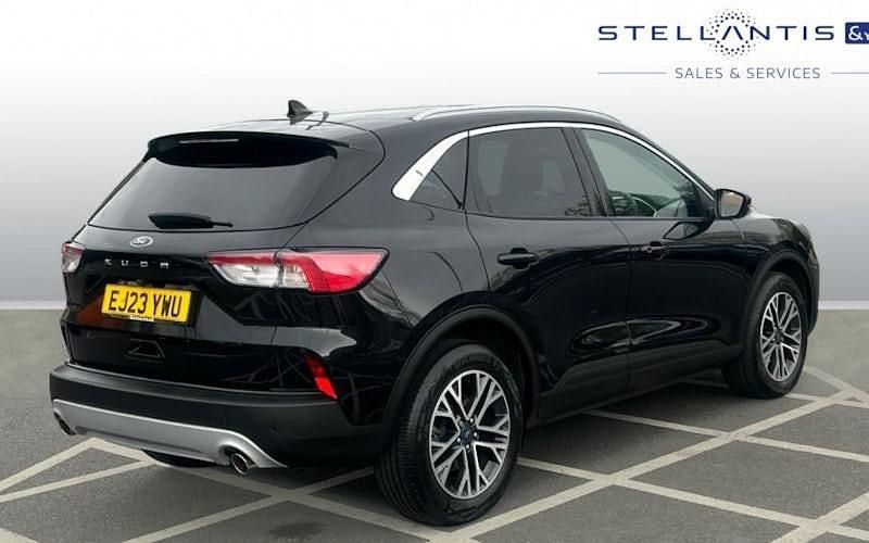 Käytetty Ford Kuga Titanium 150 HP (110 kW) 2023 Musta Katumaasturi