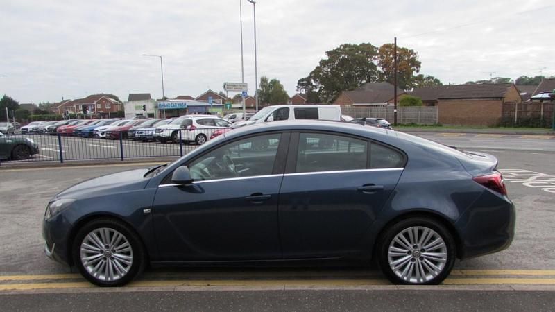 Used Vauxhall Insignia Design Edition 170 HP (125 kW) 2017 Blue Hatchback