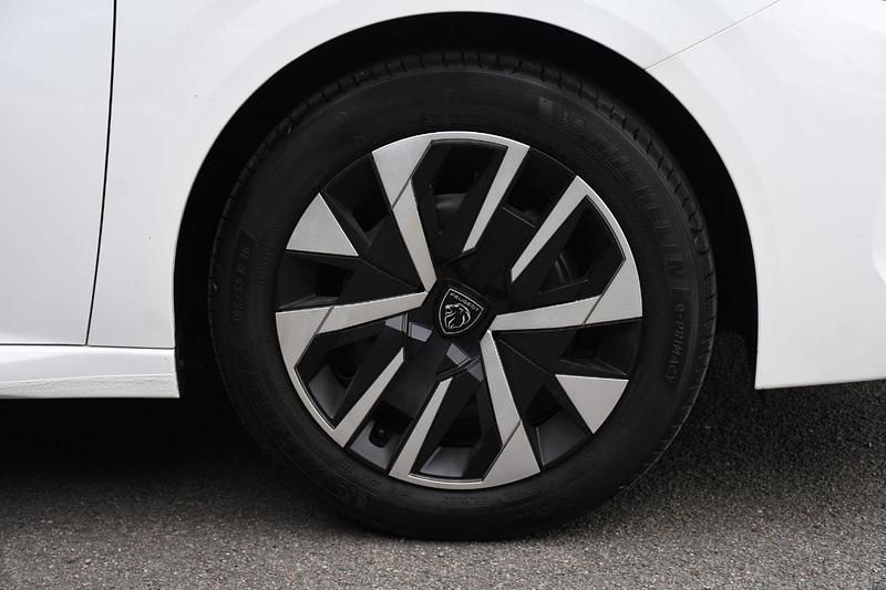 Used Peugeot 208 Active 74 HP (54 kW) 2023 White Hatchback