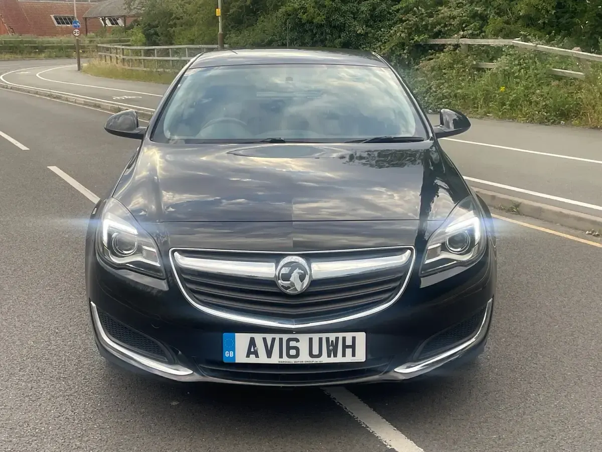 Used Vauxhall Insignia Design Edition 140 HP (102 kW) 2016 Black Hatchback